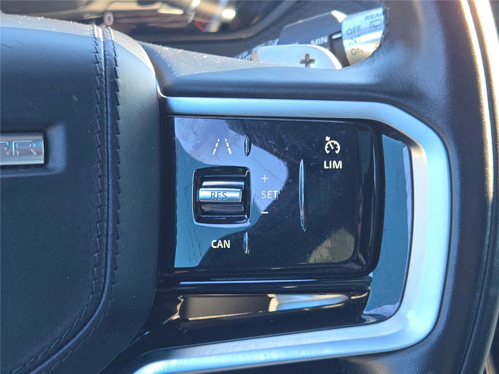 Used 2021 Land Rover Range Rover Velar R-Dynamic S image 33