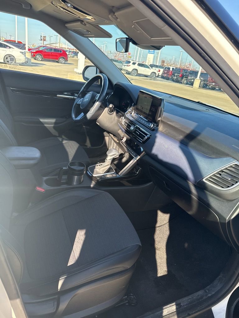 Used 2023 Kia Seltos S w/ Navigation Package image 11