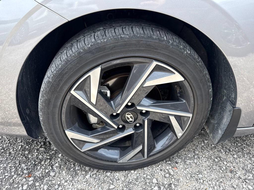 Used 2025 Hyundai Elantra Limited FWD image 4