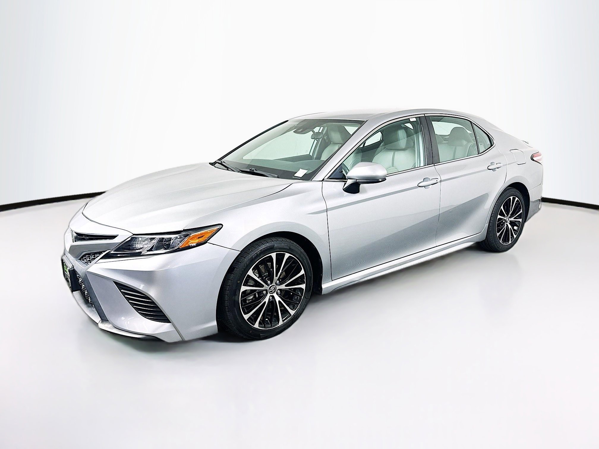 Used 2020 Toyota Camry SE FWD image 3
