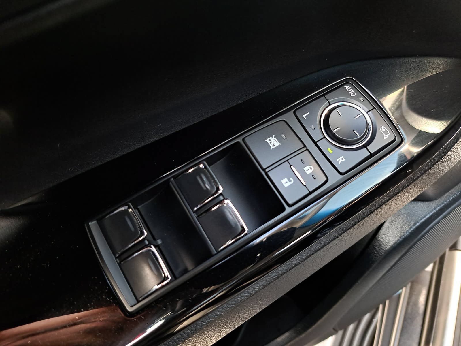 Used 2019 Lexus LX 570 4WD w/ Luxury Package image 30