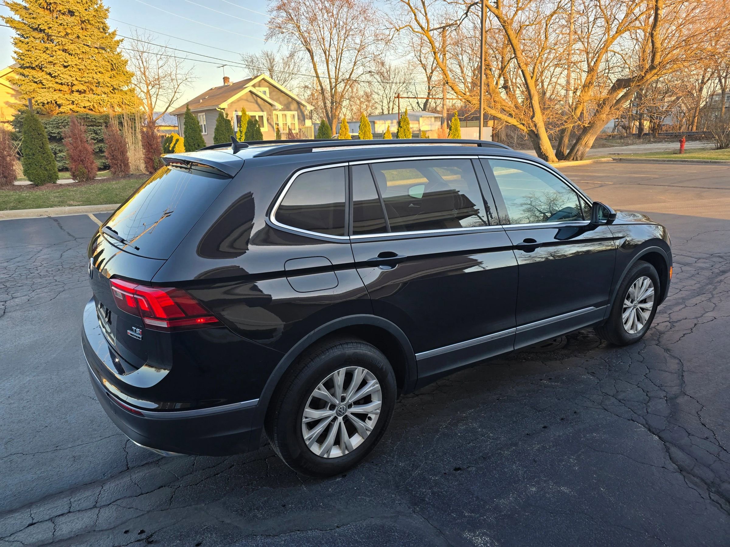 Used 2018 Volkswagen Tiguan SE w/ Panoramic Sunroof Package image 18