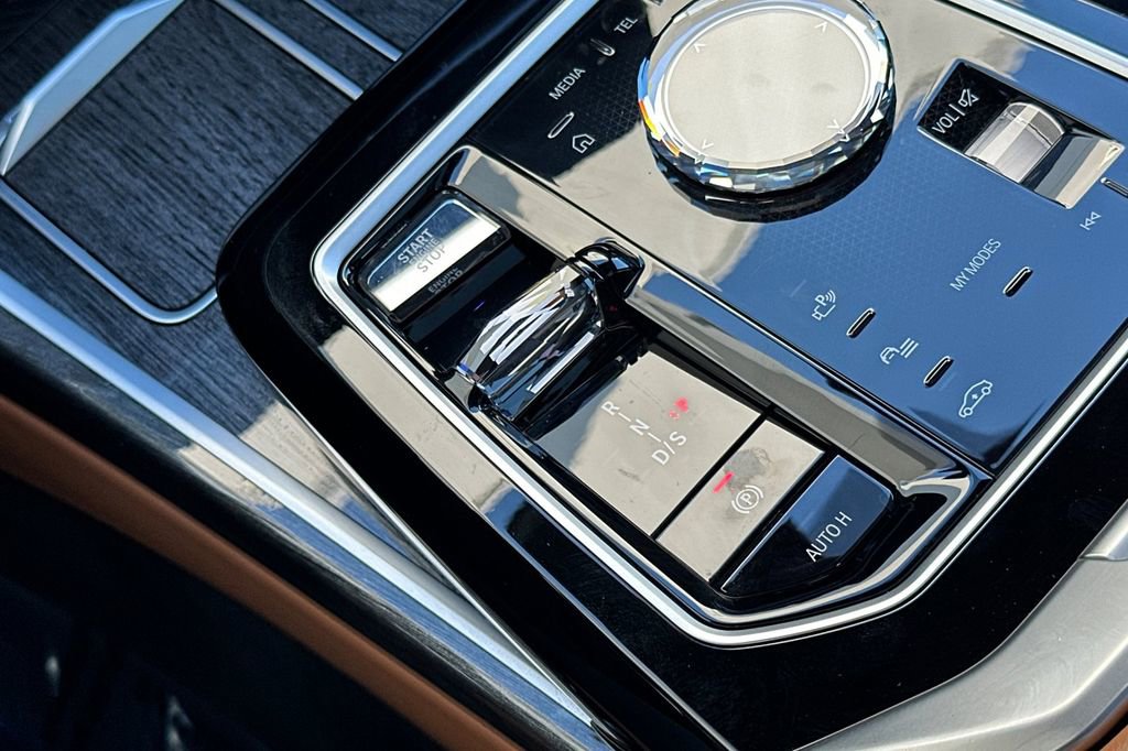 Used 2023 BMW 740i image 24