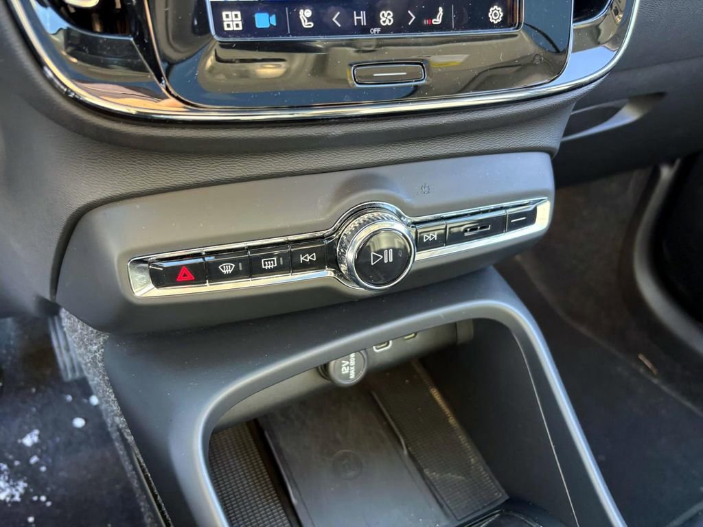 Used 2025 Volvo XC40 B5 Core image 19