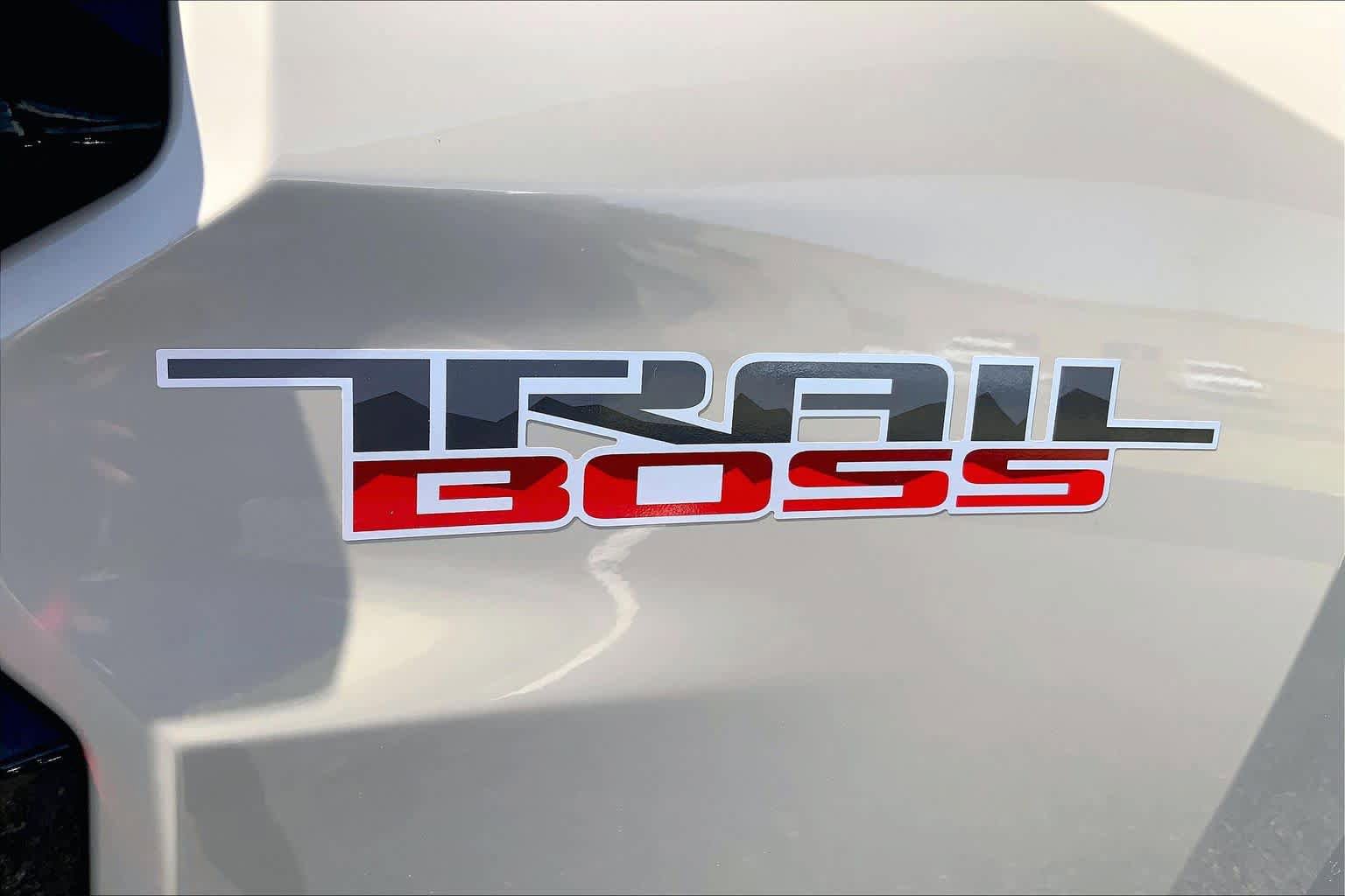 Used 2024 Chevrolet Colorado Trail Boss w/ Technology Package AWD/4WD image 10
