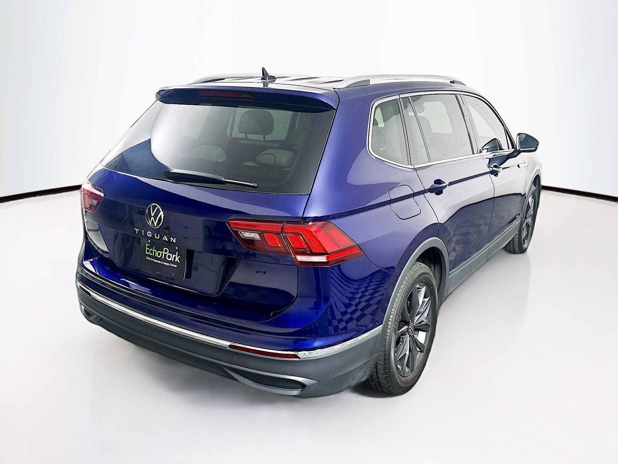 Used 2022 Volkswagen Tiguan SE w/ Panoramic Sunroof Package FWD image 9