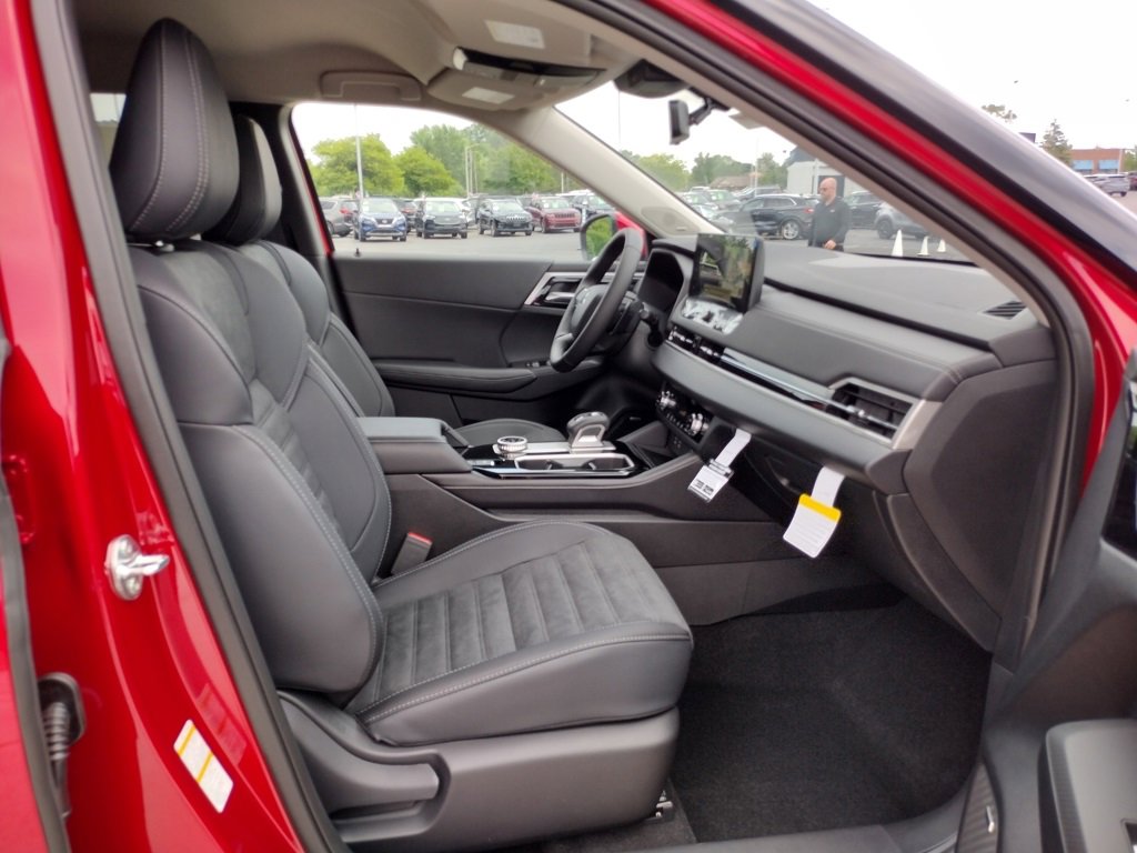 New 2025 Mitsubishi Outlander SE image 11