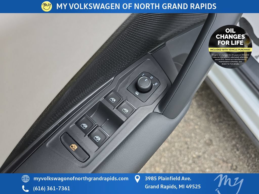 Used 2025 Volkswagen Tiguan SE AWD/4WD image 13