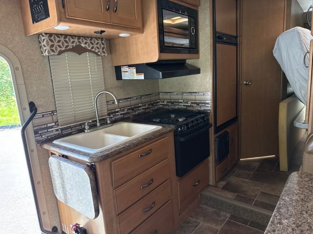 Used 2016 Ford E-450 and Econoline 450 Super Duty w/ Motorhome Prep Package RWD image 20