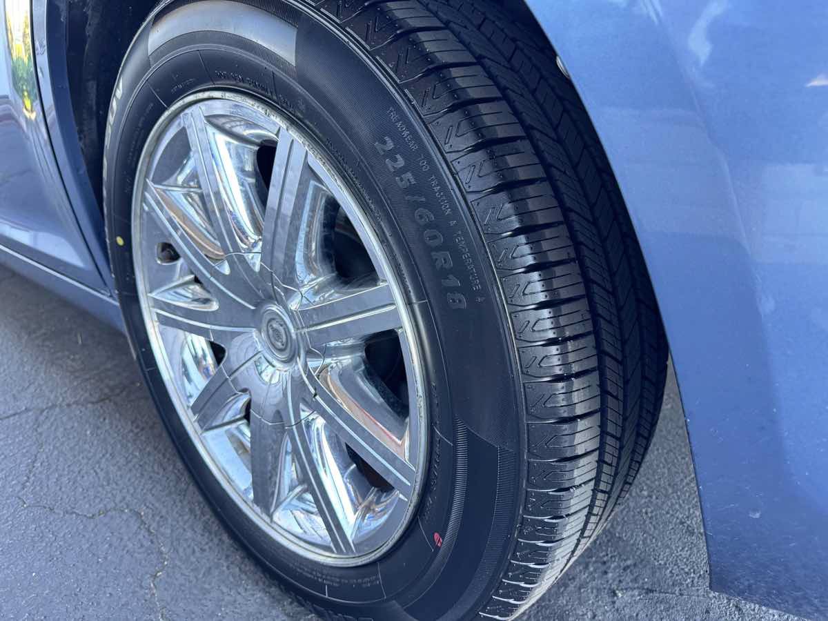 Used 2011 Chrysler 300 C RWD image 22
