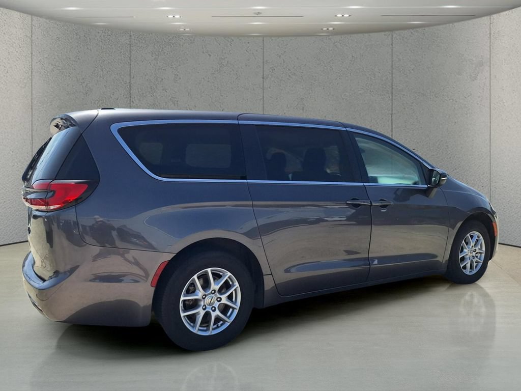Used 2023 Chrysler Pacifica Touring-L FWD image 5