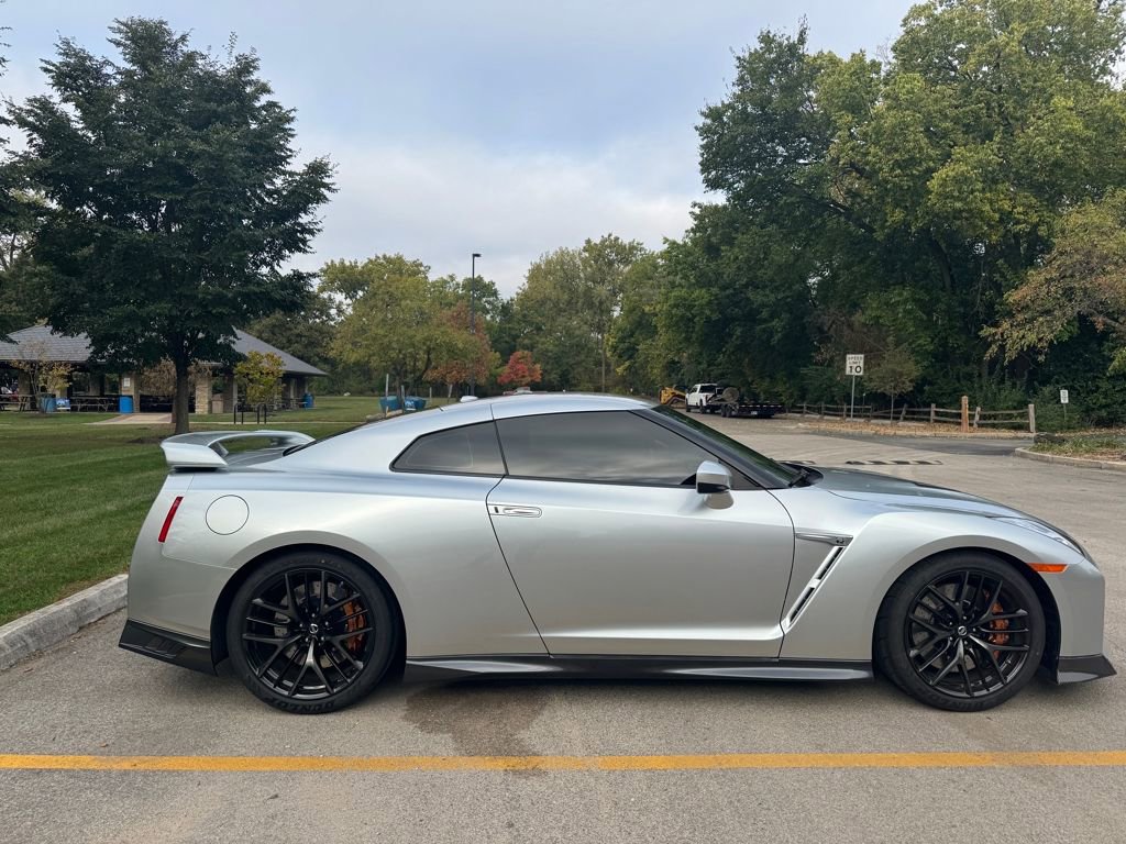 Used 2017 Nissan GT-R Premium w/ Premium Interior Package image 6