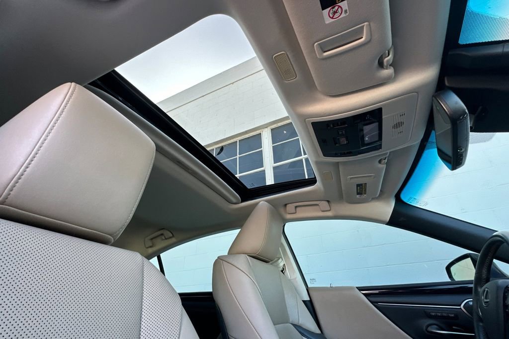 Certified 2020 Lexus ES 300h w/ Premium Package image 16