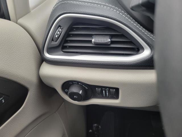 Used 2024 Chrysler Pacifica Select image 12