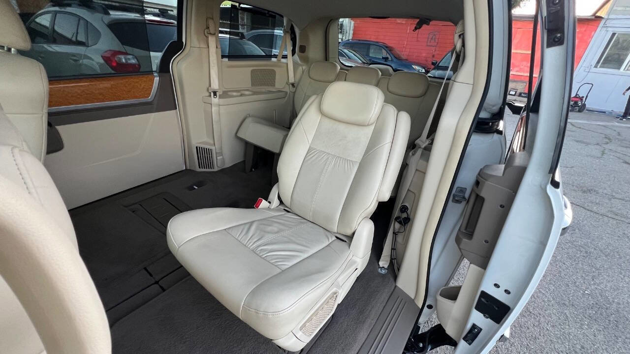 Used 2008 Chrysler Town & Country Limited w/ Trailer Tow Group image 31