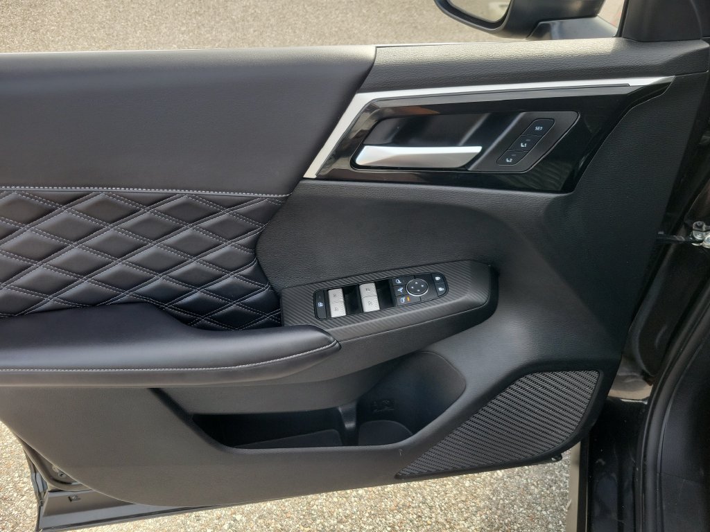 Used 2025 Mitsubishi Outlander 4WD Plug-In Hybrid image 14