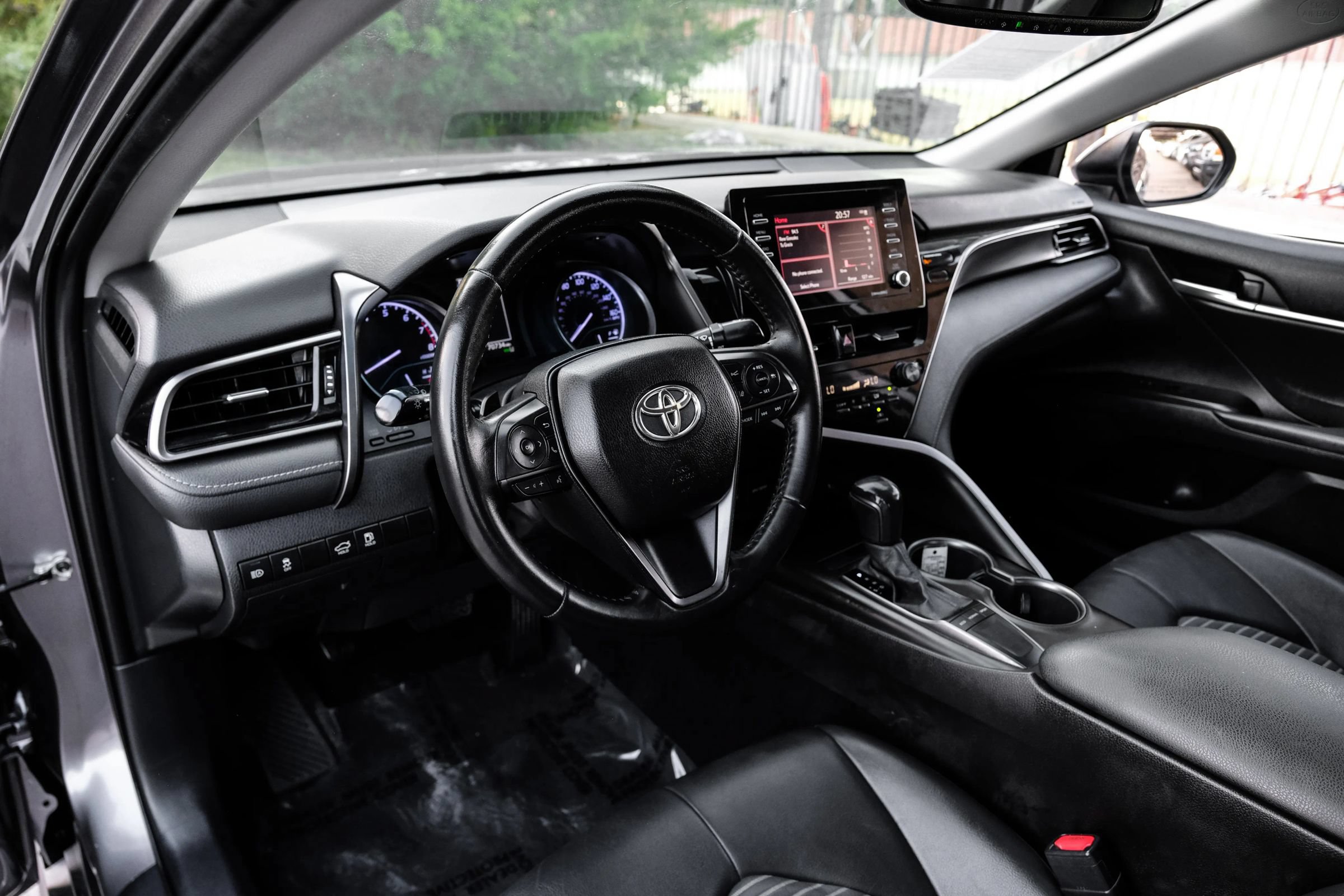 Used 2022 Toyota Camry SE w/ Convenience Package FWD image 2