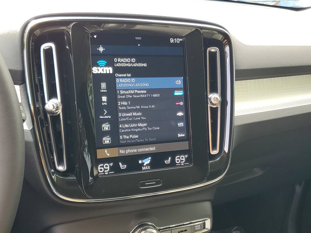 Certified 2022 Volvo XC40 T4 Momentum w/ Premium Package FWD image 25