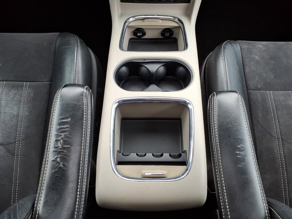 Used 2014 Chrysler Town & Country Touring-L image 23