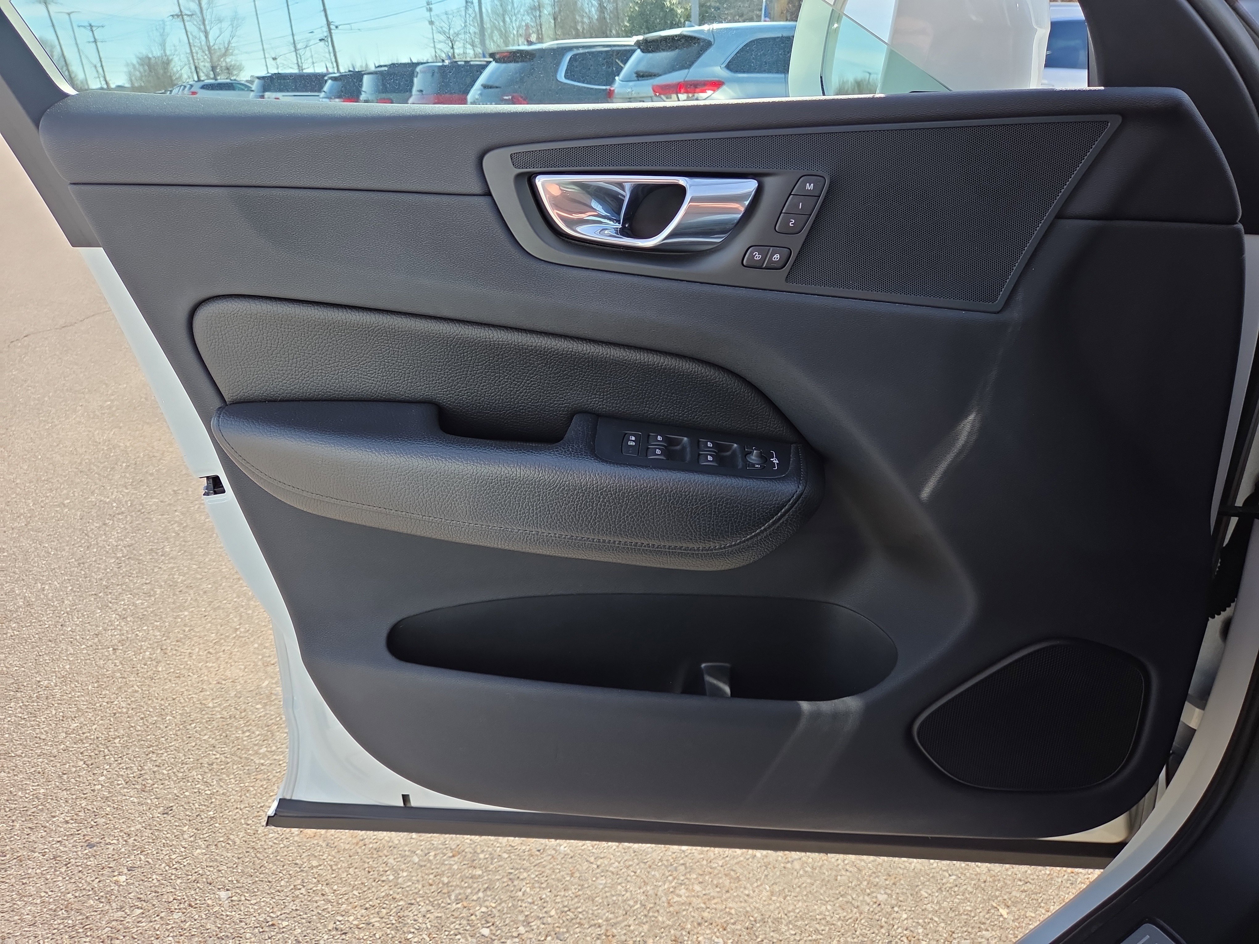 Used 2018 Volvo XC60 T5 Momentum w/ Convenience Package image 17