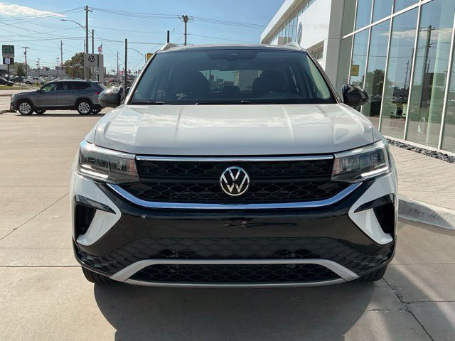 Certified 2024 Volkswagen Taos SE w/ Panoramic Sunroof Package AWD/4WD image 8