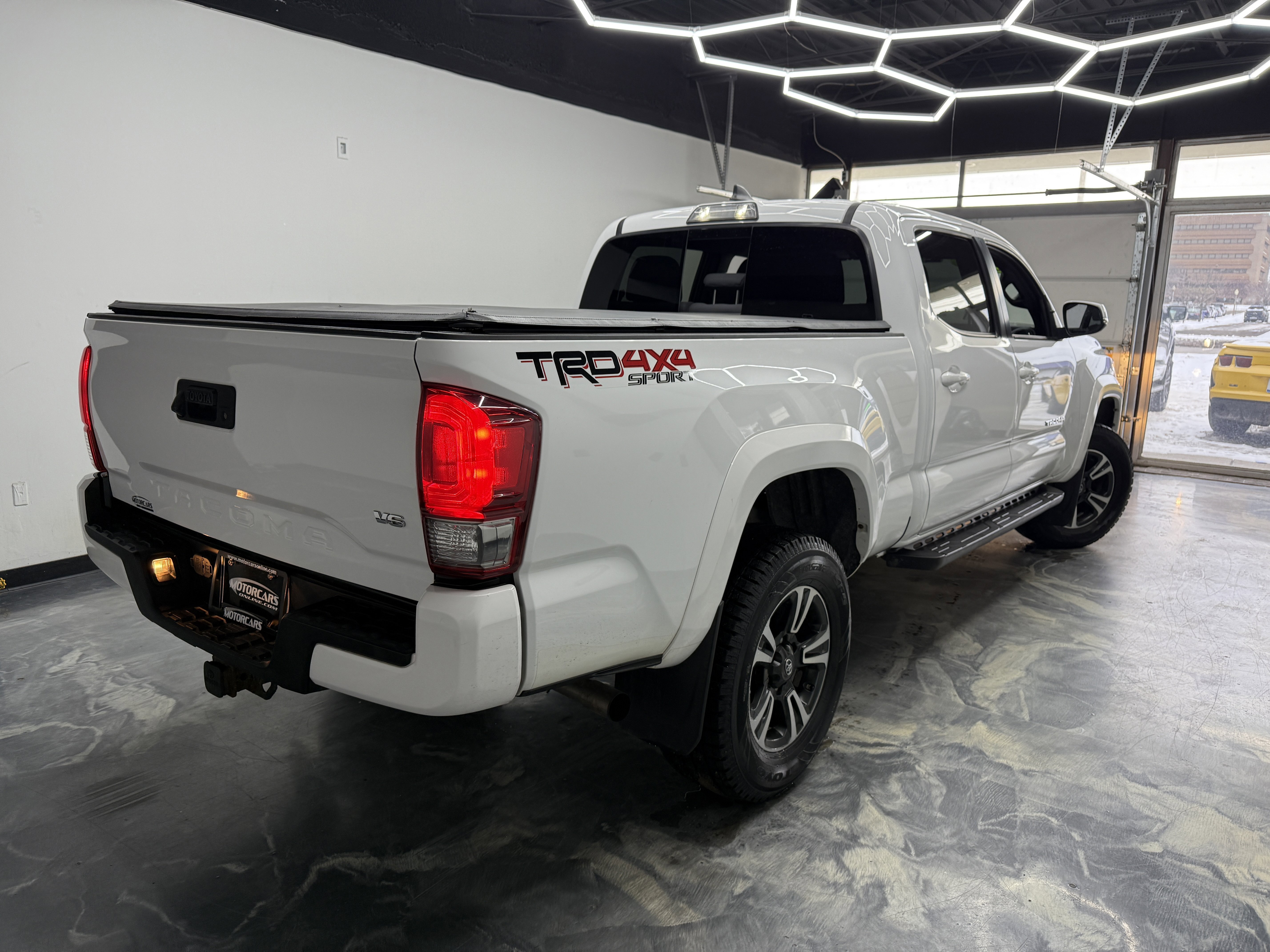 Used 2017 Toyota Tacoma TRD Off-Road image 5