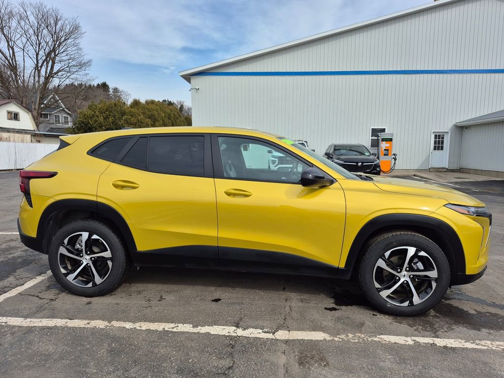 Used 2024 Chevrolet Trax RS w/ Sunroof Package image 4