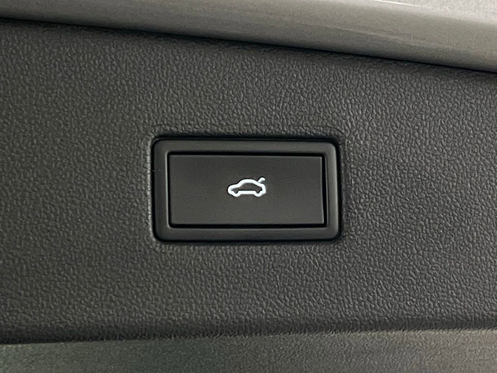 Used 2024 Volkswagen Tiguan SE w/ Panoramic Sunroof Package image 39