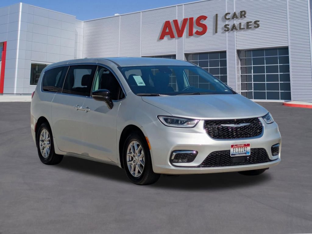 Used 2024 Chrysler Pacifica Touring-L FWD image 3