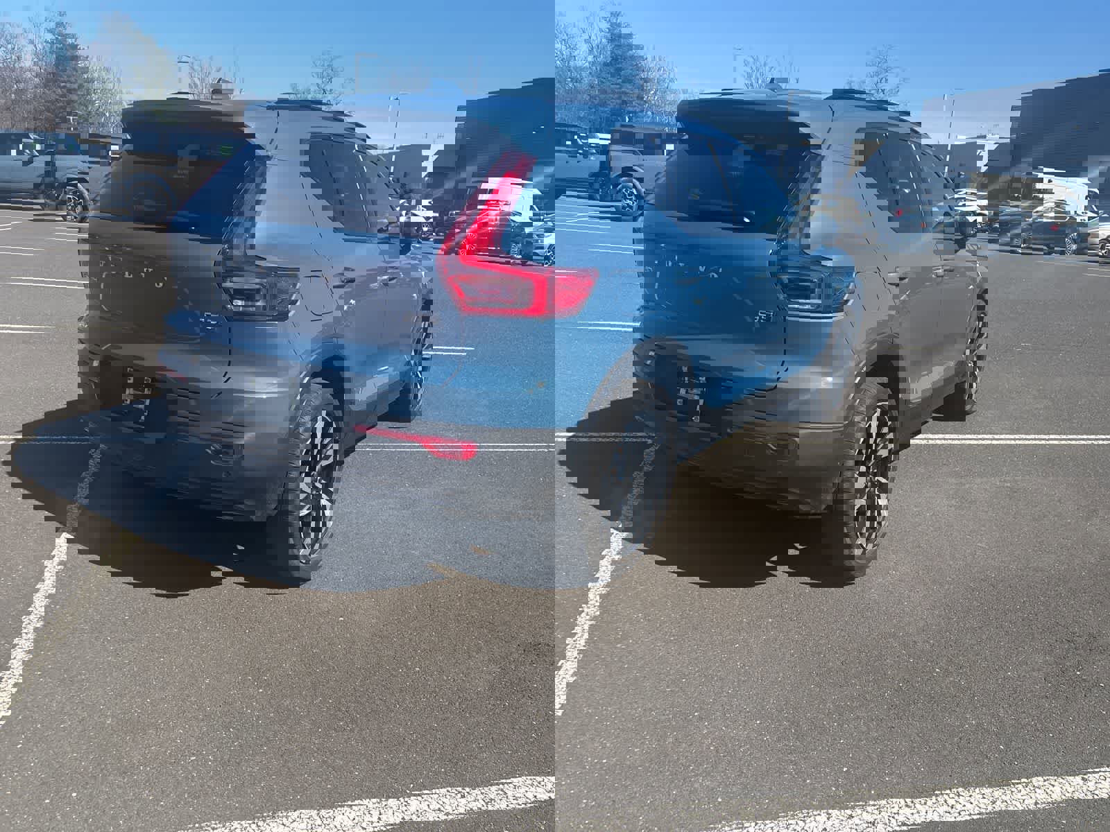 Used 2025 Volvo XC40 B5 Ultra w/ Climate Package image 16