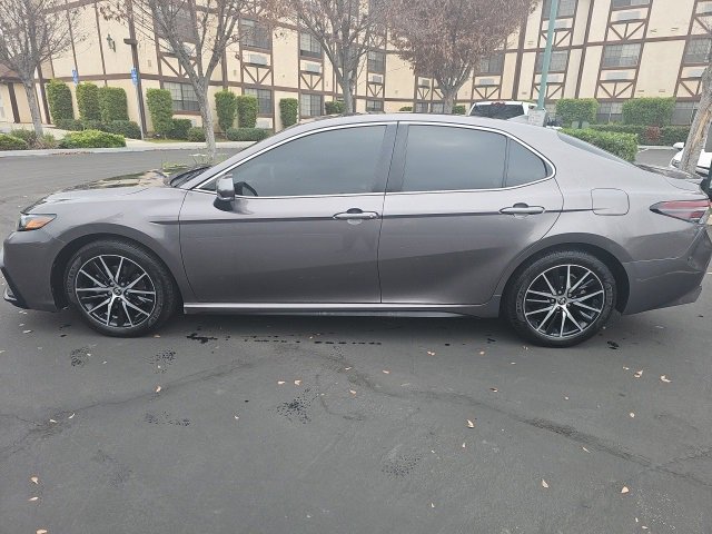 Used 2022 Toyota Camry SE image 1