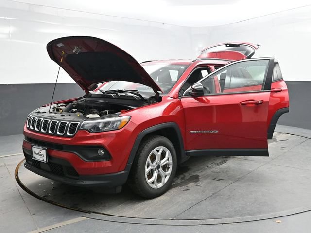 Used 2025 Jeep Compass Latitude AWD/4WD image 35