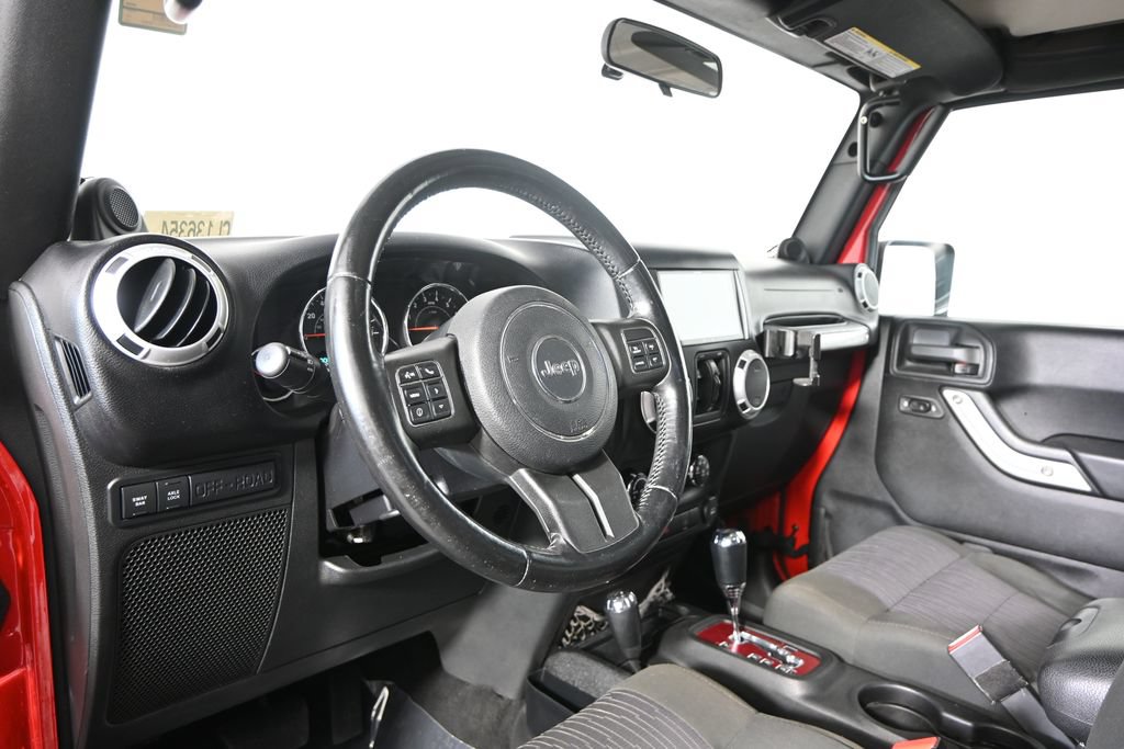 Used 2012 Jeep Wrangler Unlimited Rubicon w/ Connectivity Group AWD/4WD image 23