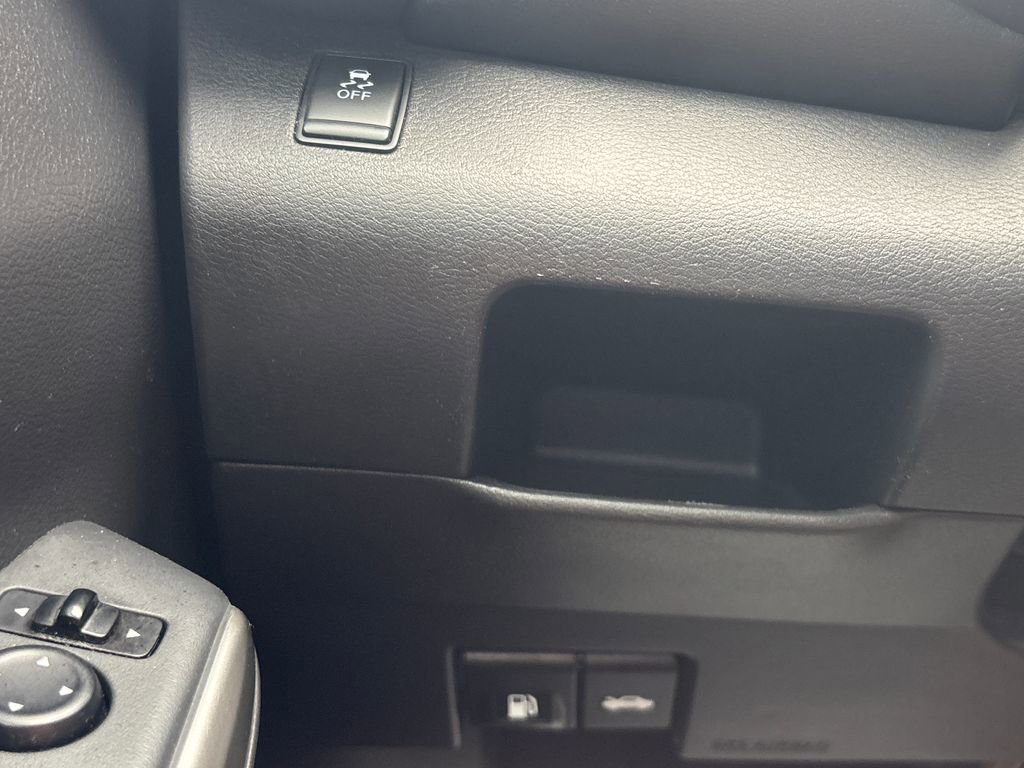 Used 2018 Nissan Kicks SR image 24