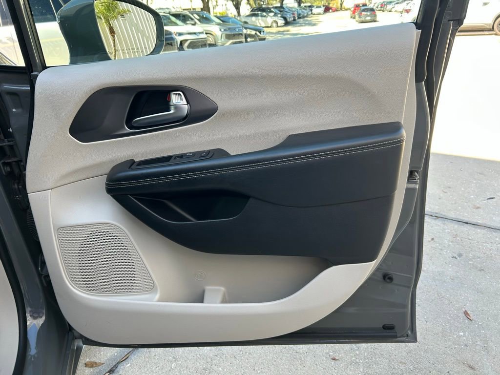 Used 2022 Chrysler Pacifica Touring-L image 44