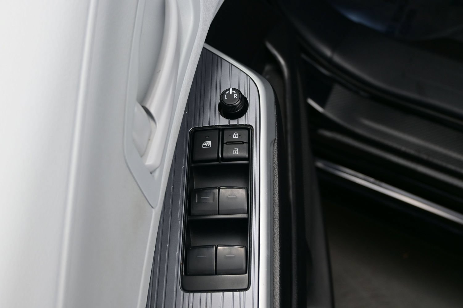 Used 2025 Toyota Sienna LE AWD/4WD image 10