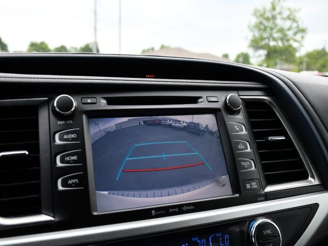Used 2019 Toyota Highlander XLE FWD image 15