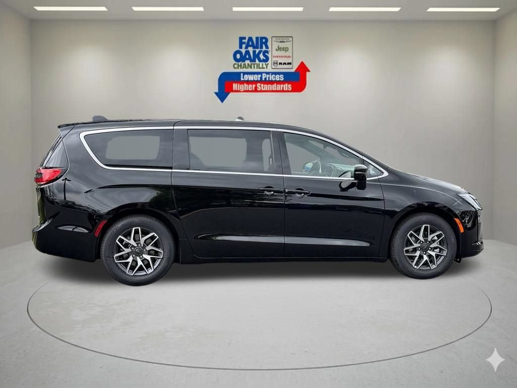 New 2027 Chrysler Pacifica Limited FWD image 5