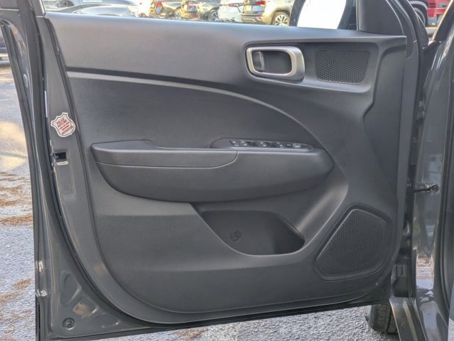 Used 2025 Hyundai Venue SEL image 2