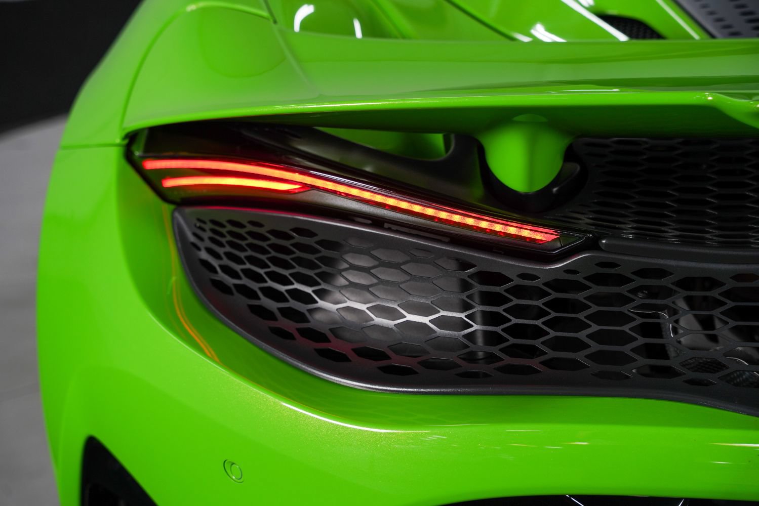 Used 2024 McLaren 750S Spider RWD image 20