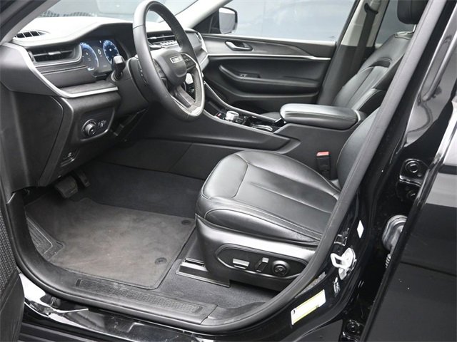 Used 2023 Jeep Grand Cherokee L Limited w/ Black Appearance Package image 17