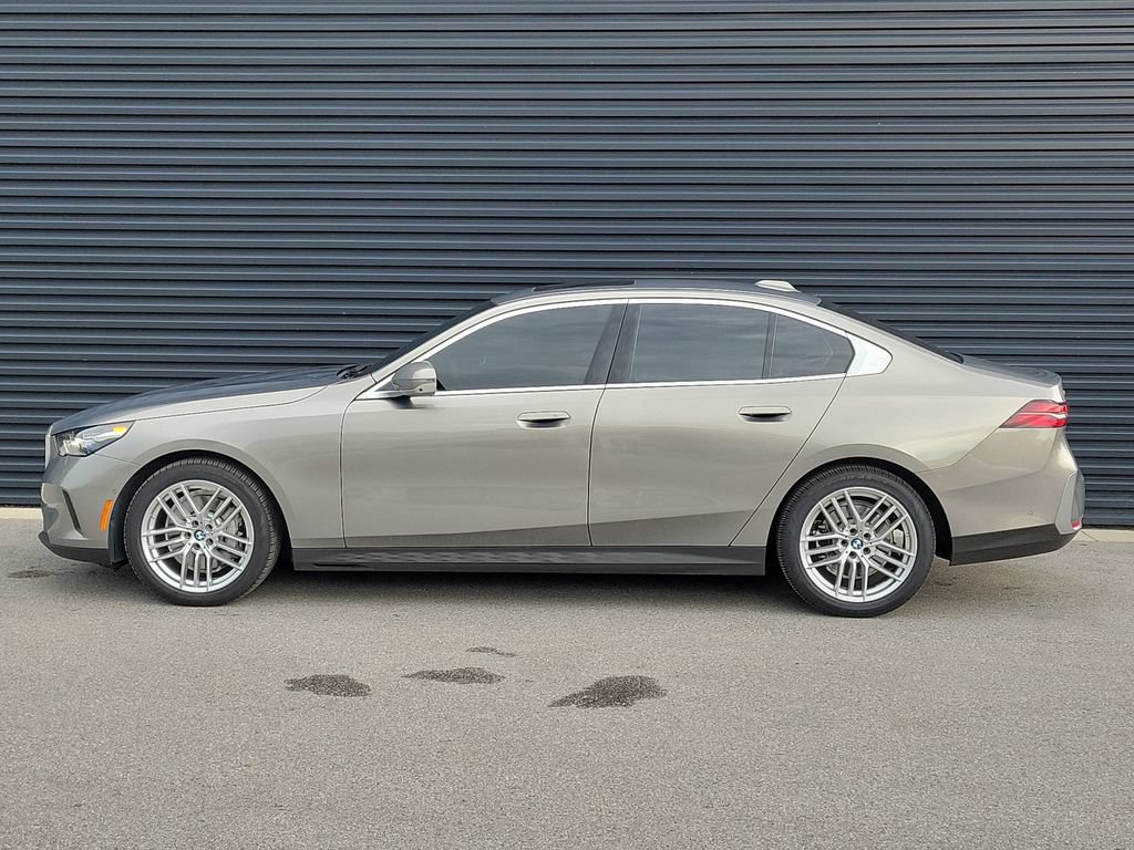 Used 2024 BMW 530i xDrive w/ Premium Package AWD/4WD image 2