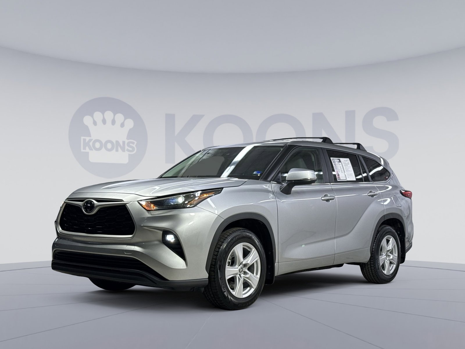 Used 2023 Toyota Highlander LE FWD image 1