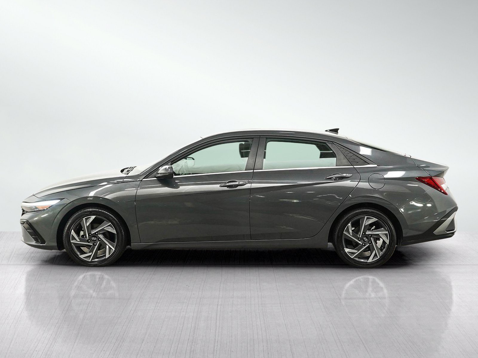 Used 2025 Hyundai Elantra SEL FWD image 2