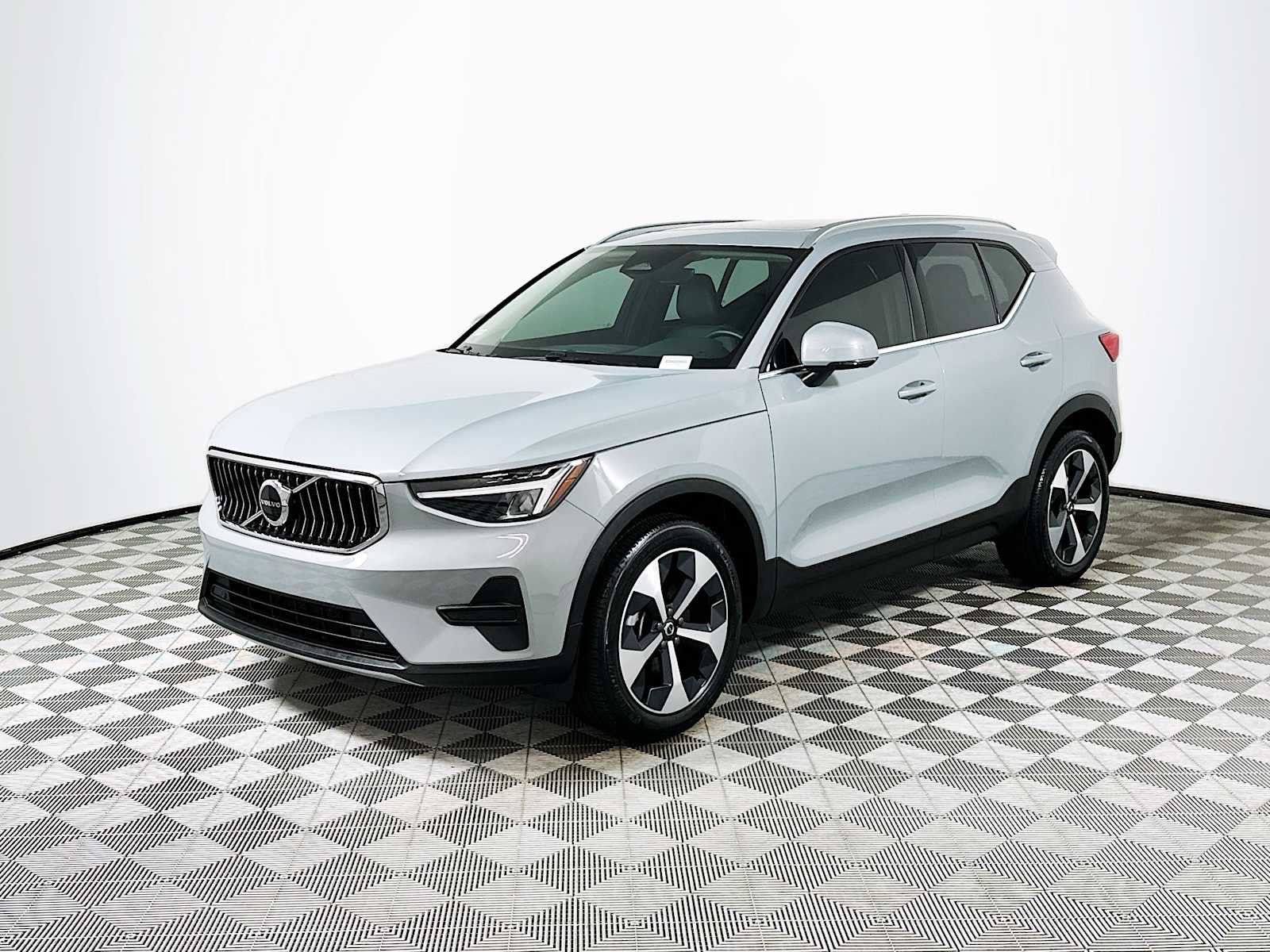 Used 2025 Volvo XC40 B5 Core w/ Protection Package Premier image 3