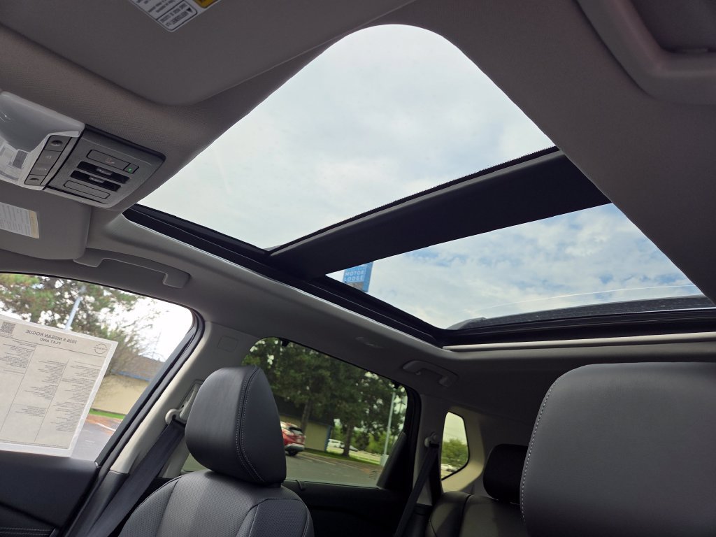 New 2026 Nissan Rogue Platinum AWD/4WD image 3