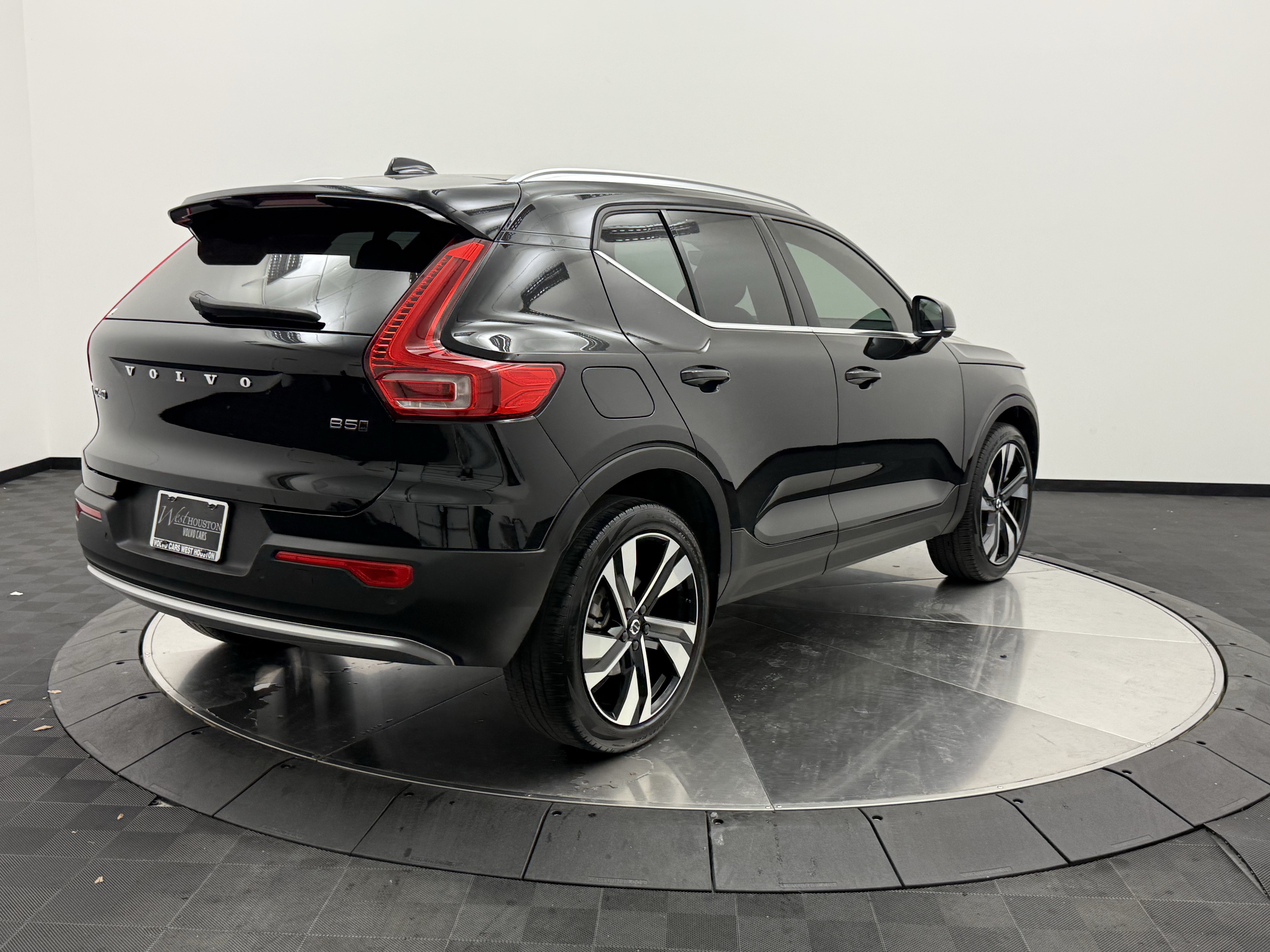 Certified 2024 Volvo XC40 B5 Plus w/ Protection Package Premier AWD/4WD image 7
