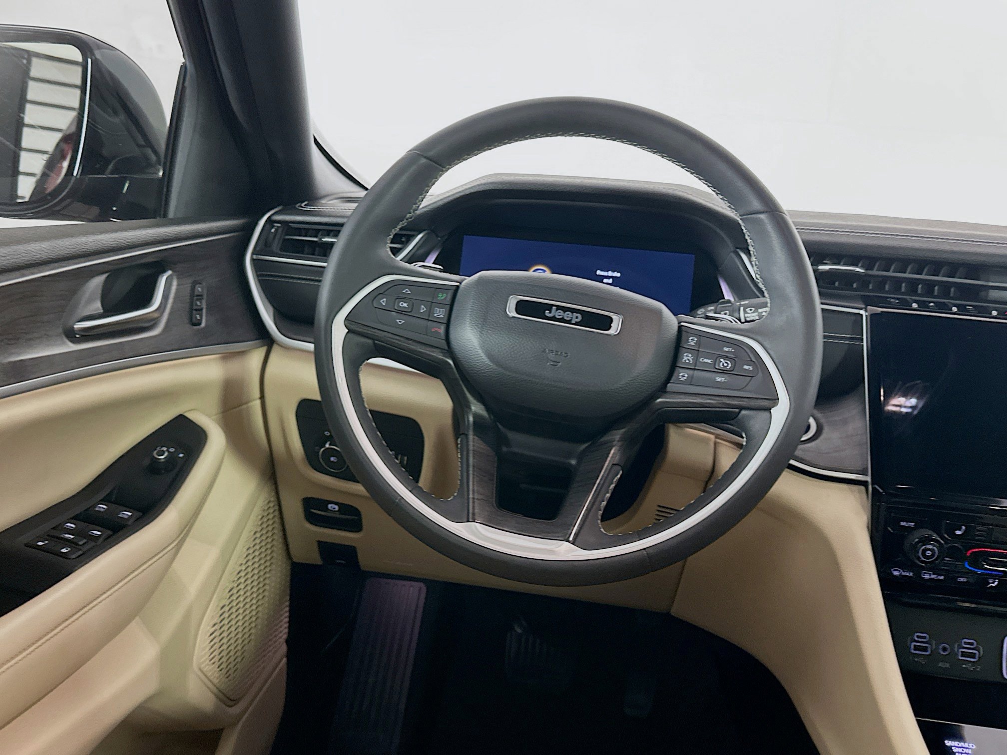 Used 2023 Jeep Grand Cherokee L Limited w/ Black Appearance Package image 18