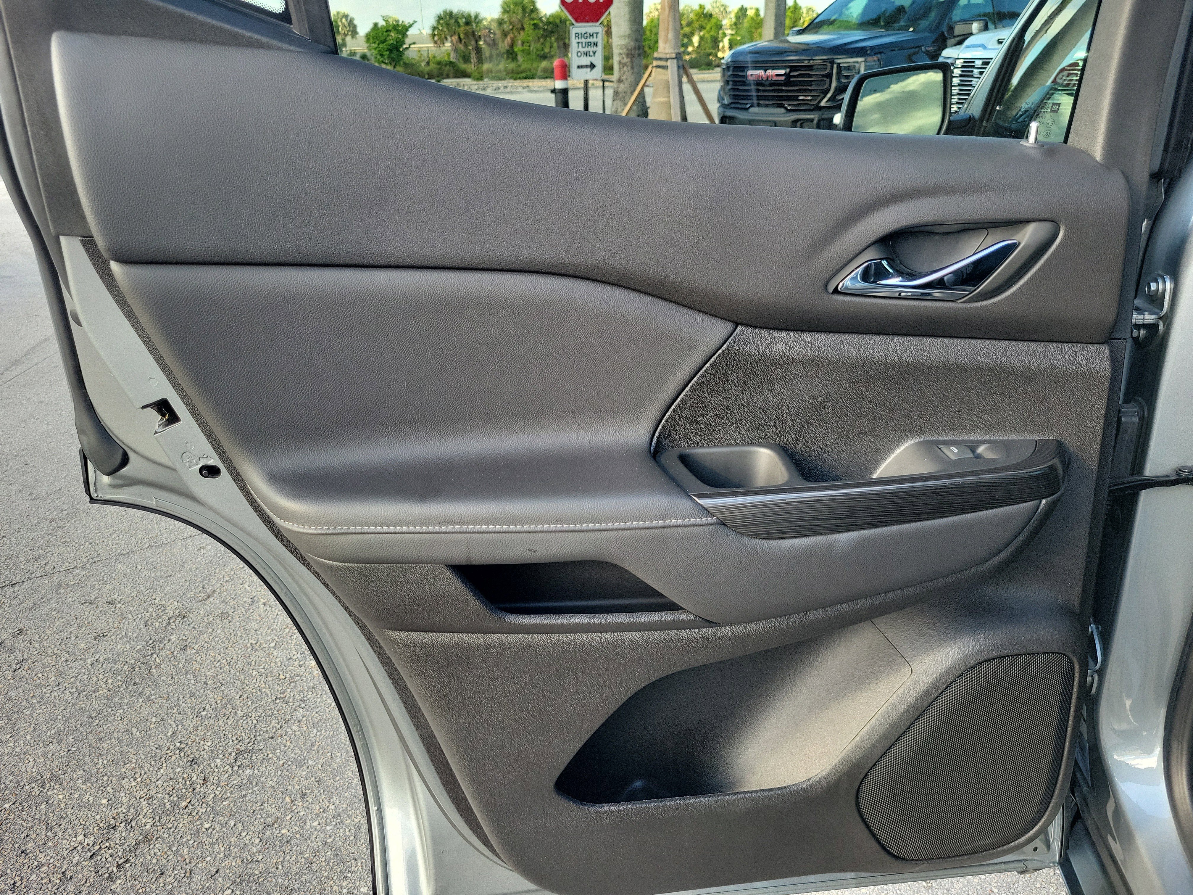 Used 2023 GMC Acadia SLT w/ Technology Package image 25