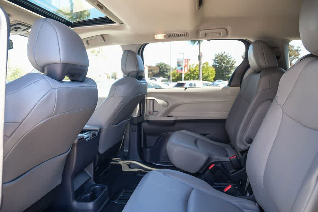 Used 2023 Toyota Sienna XLE FWD image 18